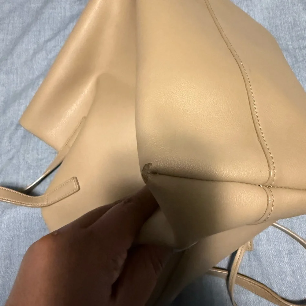 Shopping Saint Laurent in Dark Biege - Picture 9 of 12